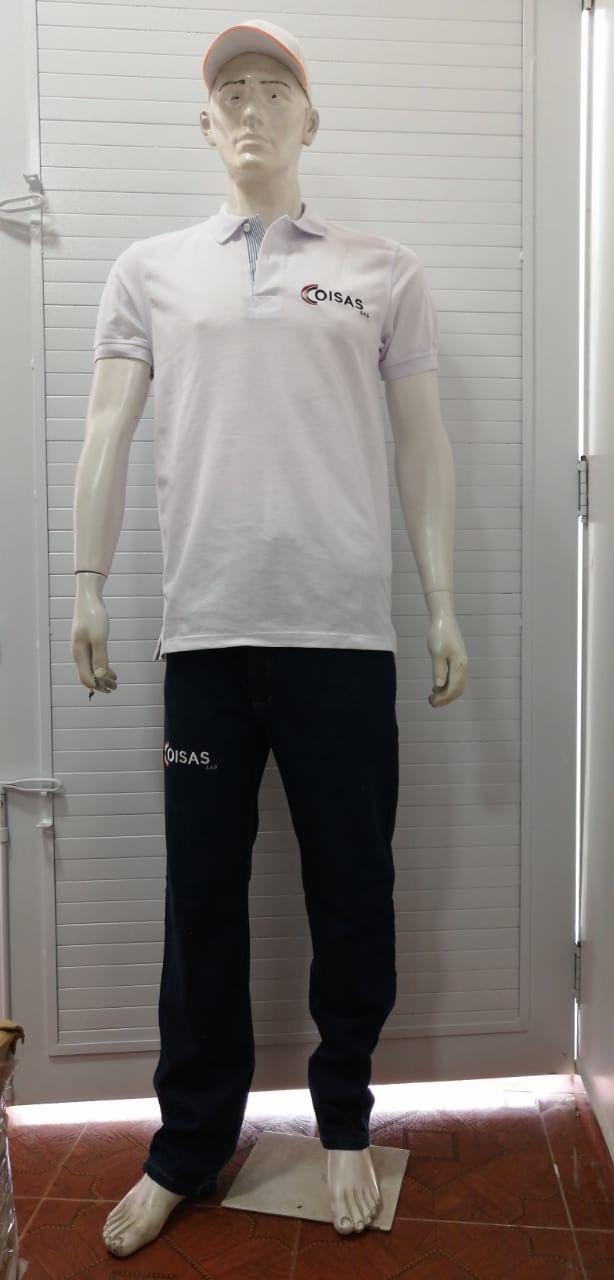 camibuso y jeans con logo bordado